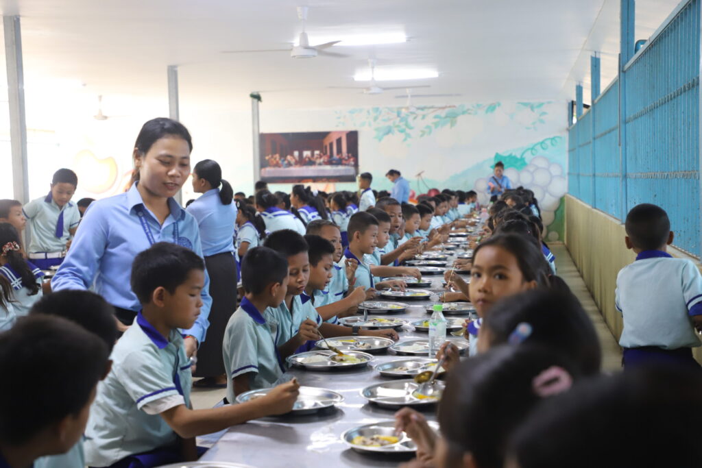 Students of Don Bosco Poipet eating lunch supplied by the school.